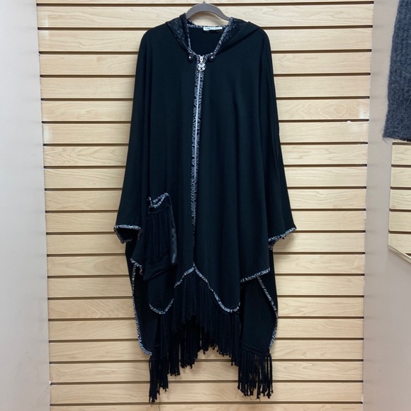 Max Live Sweaters - Max Live women poncho size Large but it can go higher